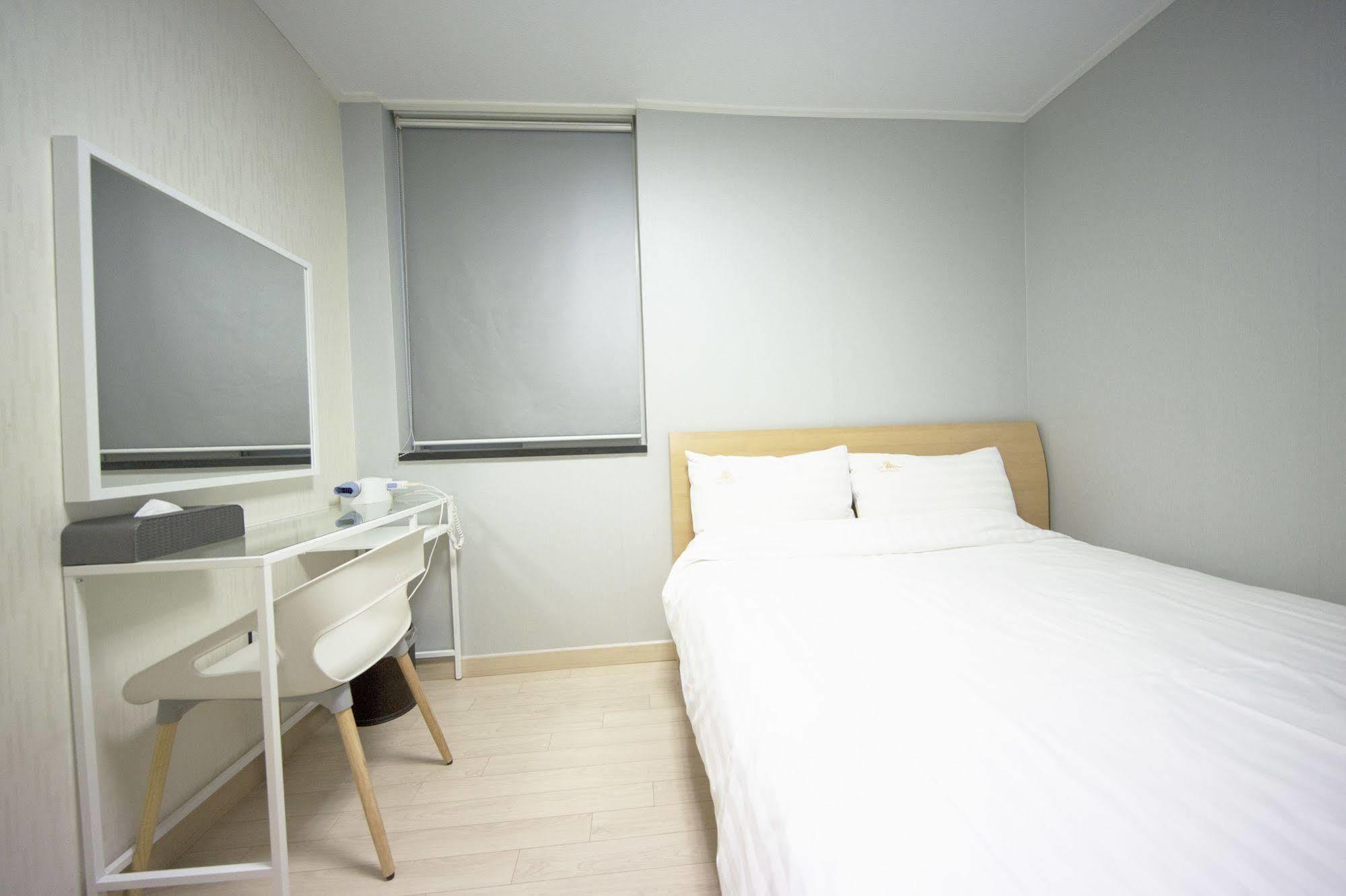 Hotel The Business